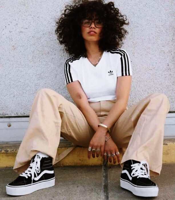 chica usando vans de plataforma con pantalones acampanados