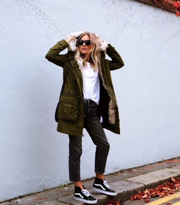 chica usando vans de plataforma para salir por café