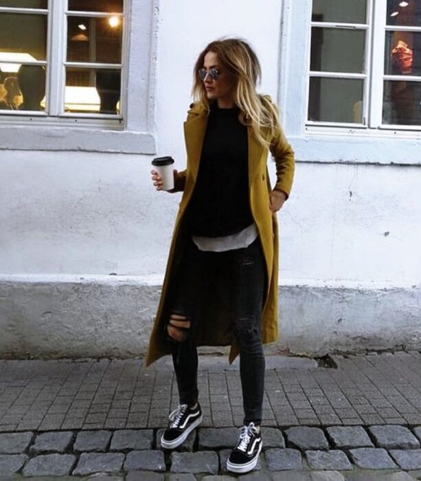 chica usando vans de plataforma con jeans ajustados