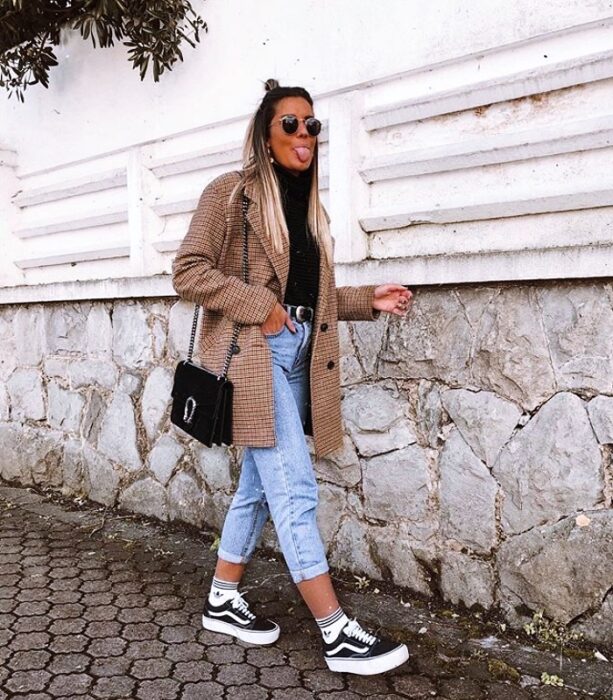 chica usando vans de plataforma con calcetas divertidas