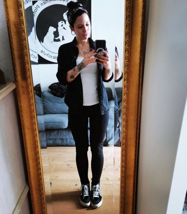 chica oscura usando vans de plataforma