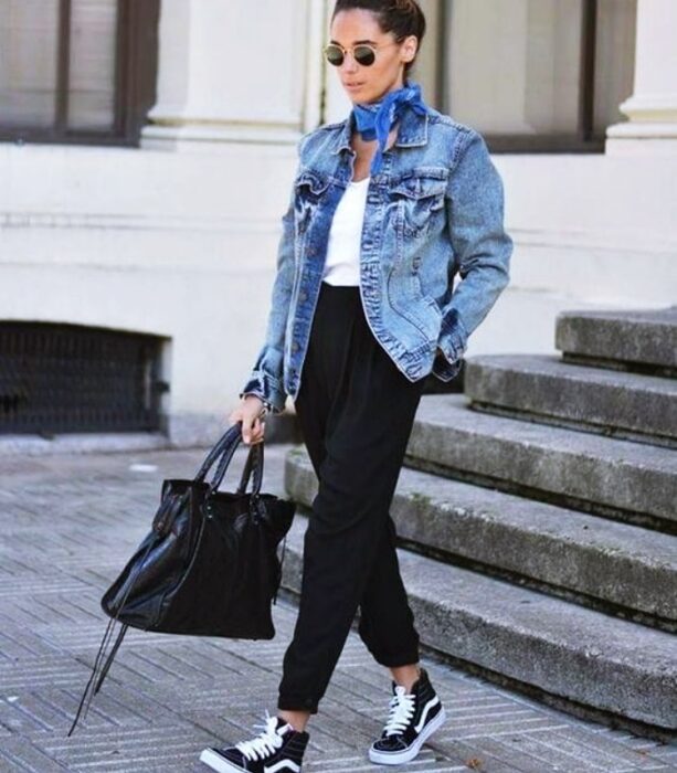 chica usando vans de plataforma cómoda