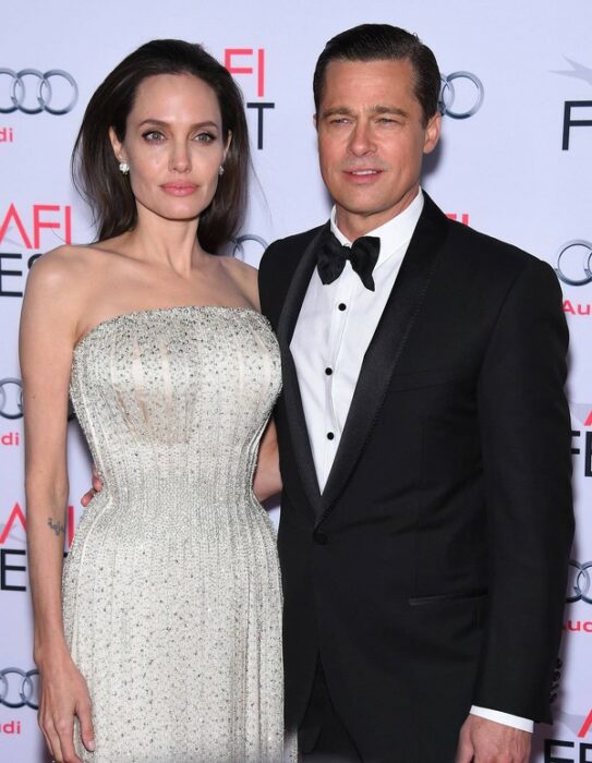 Brad Pitt y Angelina Jolie posando para una fotografía