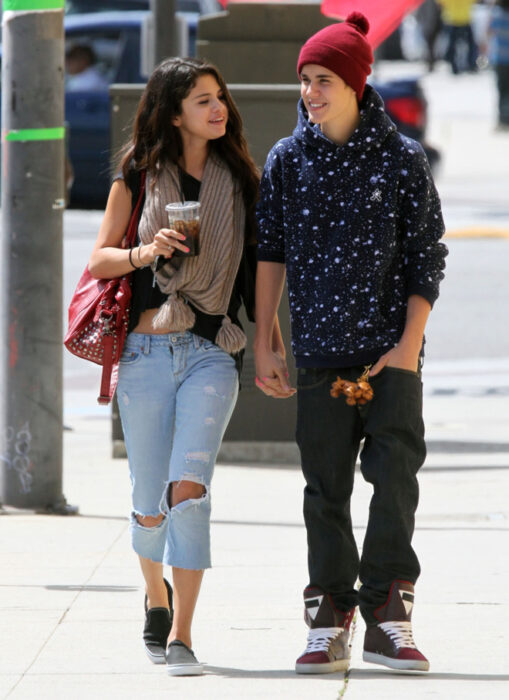 Justin Bieber y Selena Gomez caminando tomados de las manos