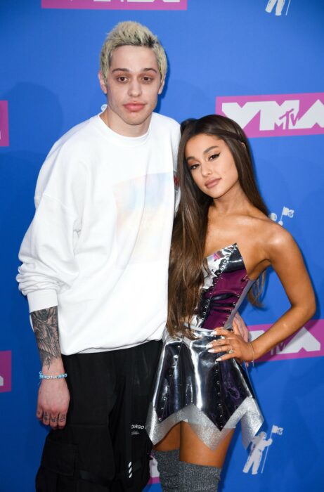 Ariana Grande y Pete Davidson posando para una fotografía