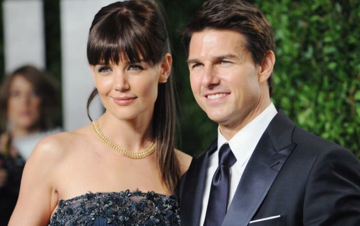 Tom Cruise y Katie Holmes posando para una fotografía