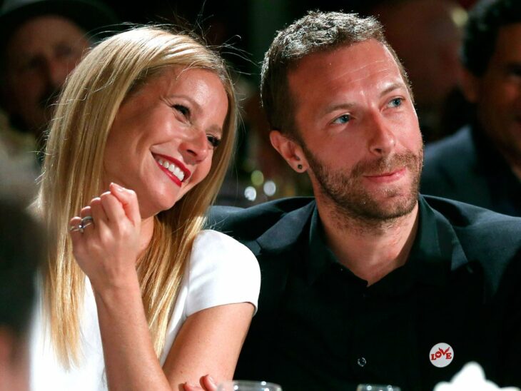 Gwyneth Paltrow y Chris Martin posando para una fotografía