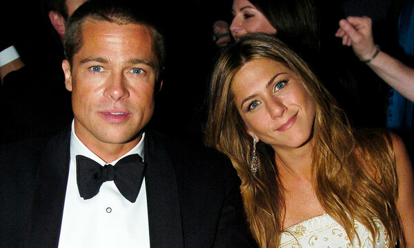 Brad Pitt y Jennifer Aniston posando para una fotografía
