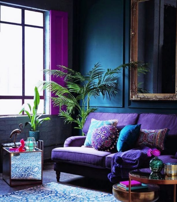 bolsos, uñas, maquillaje, botas, abrigo, tenis, accesorios y muebles de color very peri, el elegido por Pantone 2022