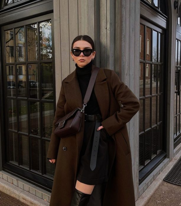 Chica con un outfit navideño en tonos similares