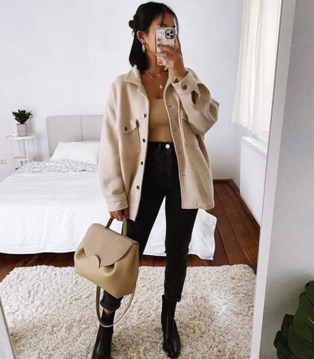 Look navideño con prendas negras