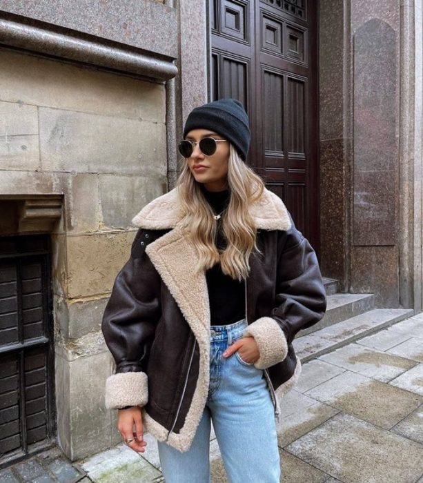 Gorro coqueto como complemento en look navideño