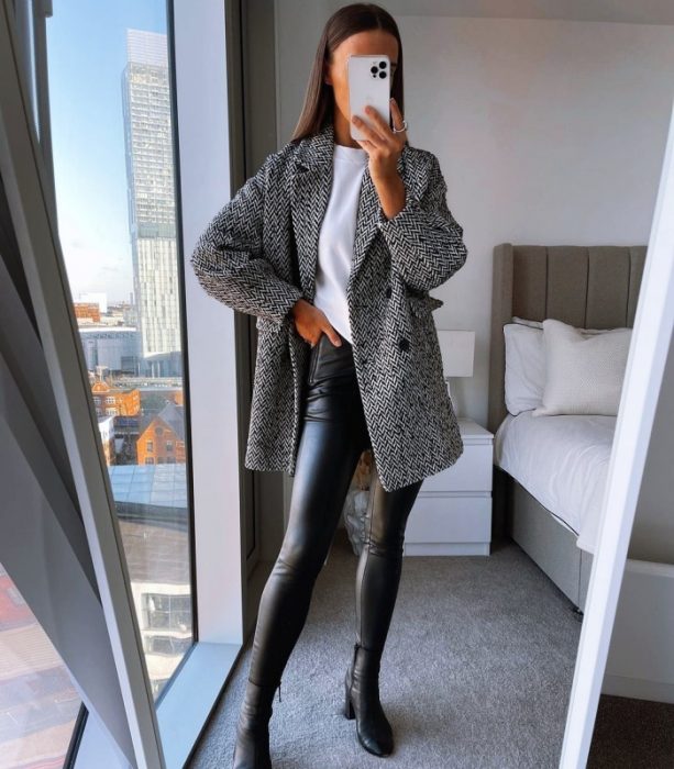 Abrigo de lana combinado con outfit navideño