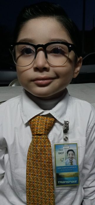 Niño vestido de manera formal con corbata