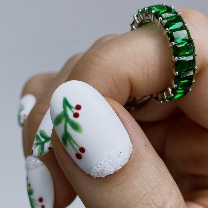 uñas acrílicas, gelish, postizas en color blanco con adornos navideños, pinitos, esferas, glitter, guirnaldas y diseños monocromáticos, chic, elegantes