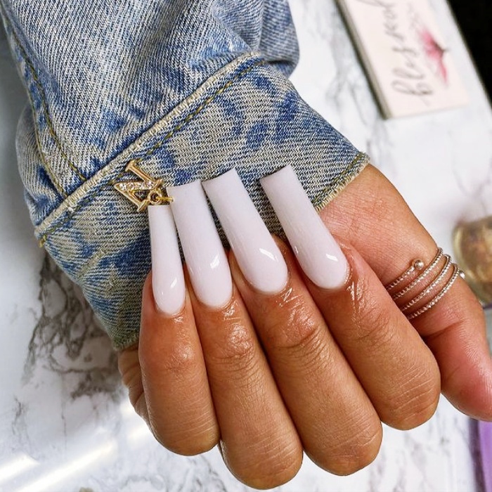 uñas acrílicas, gelish, postizas en color blanco con adornos navideños, pinitos, esferas, glitter, guirnaldas y diseños monocromáticos, chic, elegantes