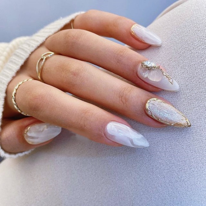 uñas acrílicas, gelish, postizas en color blanco con adornos navideños, pinitos, esferas, glitter, guirnaldas y diseños monocromáticos, chic, elegantes