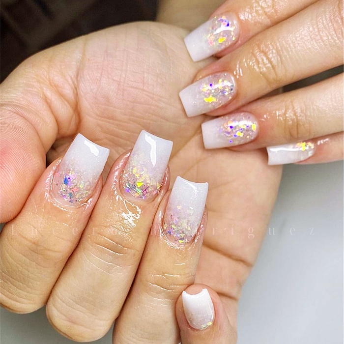 uñas acrílicas, gelish, postizas en color blanco con adornos navideños, pinitos, esferas, glitter, guirnaldas y diseños monocromáticos, chic, elegantes