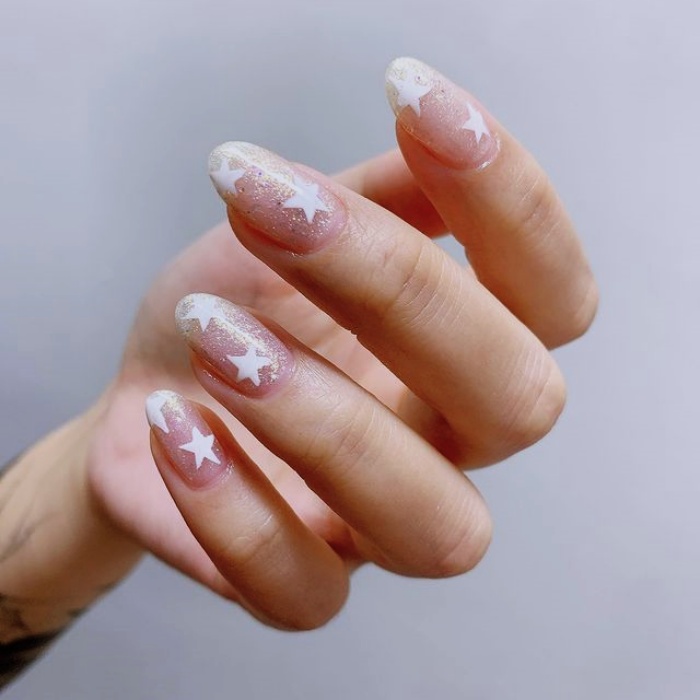 uñas acrílicas, gelish, postizas en color blanco con adornos navideños, pinitos, esferas, glitter, guirnaldas y diseños monocromáticos, chic, elegantes