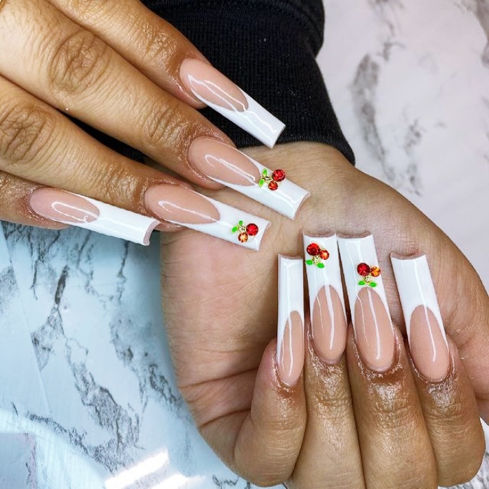uñas acrílicas, gelish, postizas en color blanco con adornos navideños, pinitos, esferas, glitter, guirnaldas y diseños monocromáticos, chic, elegantes