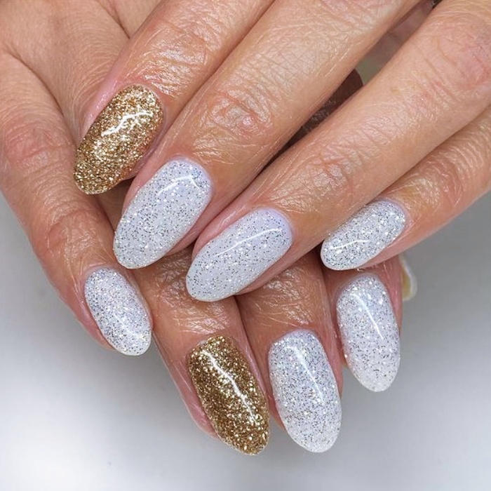 uñas acrílicas, gelish, postizas en color blanco con adornos navideños, pinitos, esferas, glitter, guirnaldas y diseños monocromáticos, chic, elegantes