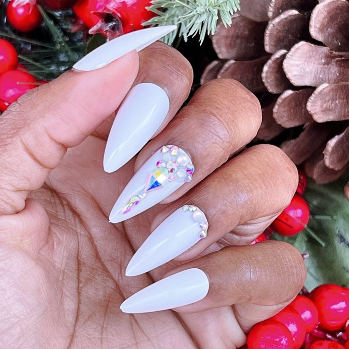 uñas acrílicas, gelish, postizas en color blanco con adornos navideños, pinitos, esferas, glitter, guirnaldas y diseños monocromáticos, chic, elegantes
