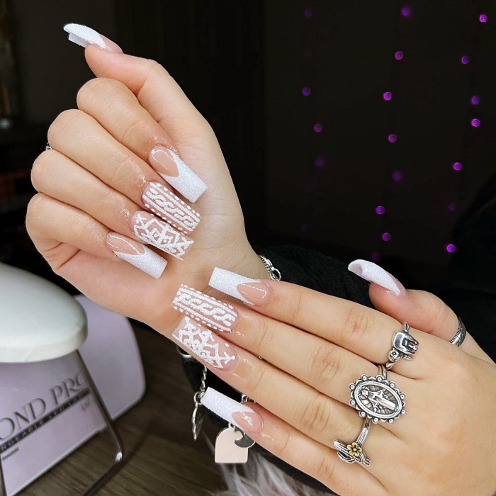 uñas acrílicas, gelish, postizas en color blanco con adornos navideños, pinitos, esferas, glitter, guirnaldas y diseños monocromáticos, chic, elegantes