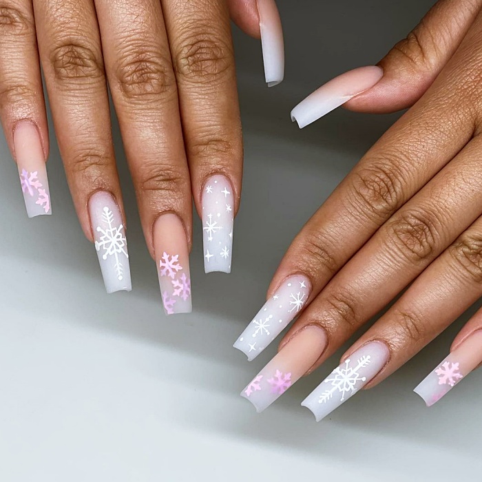 uñas acrílicas, gelish, postizas en color blanco con adornos navideños, pinitos, esferas, glitter, guirnaldas y diseños monocromáticos, chic, elegantes