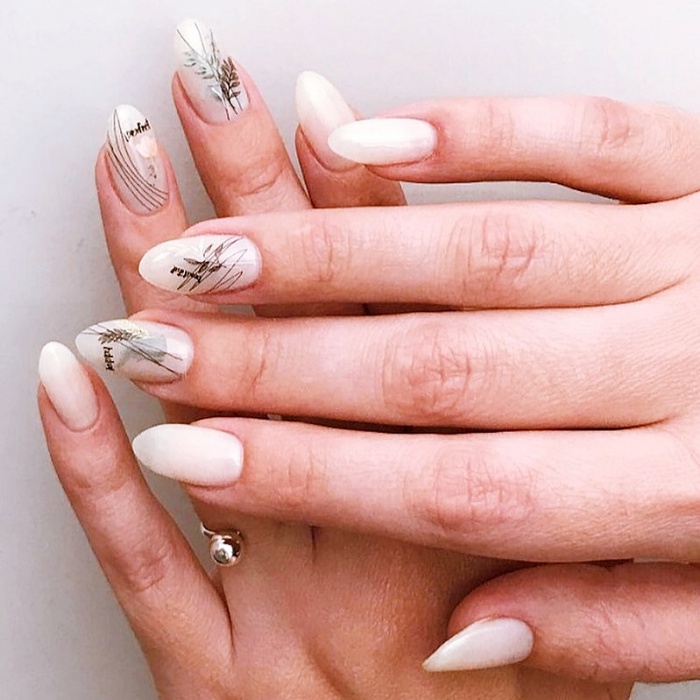 uñas acrílicas, gelish, postizas en color blanco con adornos navideños, pinitos, esferas, glitter, guirnaldas y diseños monocromáticos, chic, elegantes