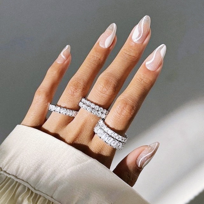 uñas acrílicas, gelish, postizas en color blanco con adornos navideños, pinitos, esferas, glitter, guirnaldas y diseños monocromáticos, chic, elegantes