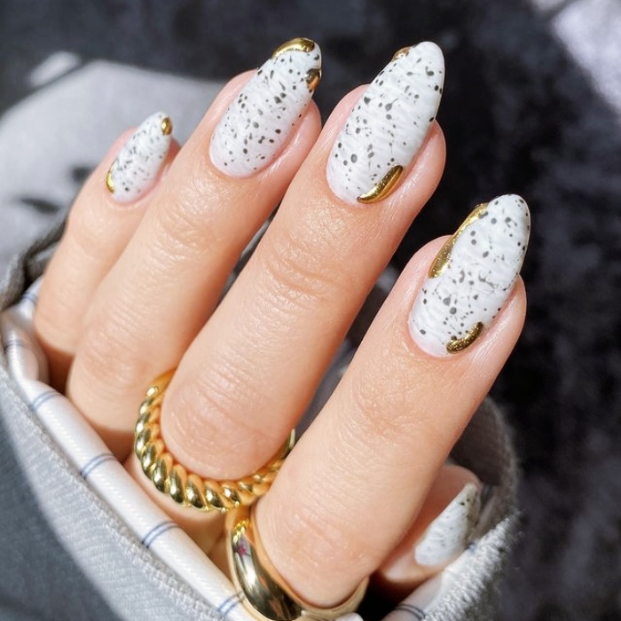 uñas acrílicas, gelish, postizas en color blanco con adornos navideños, pinitos, esferas, glitter, guirnaldas y diseños monocromáticos, chic, elegantes