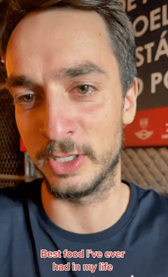 Chico llorando mientras está comiendo un taco callejero