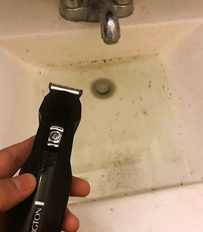 Rasurarse en el lavabo