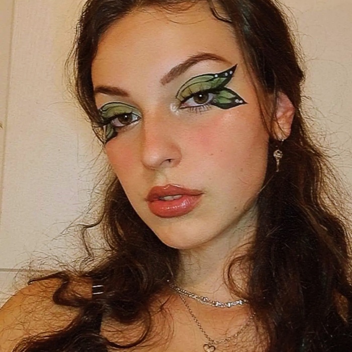 delineado gráfico en forma de mariposa en color negro, azul, rosa, como alitas de mariposa amarilla, verde, azul