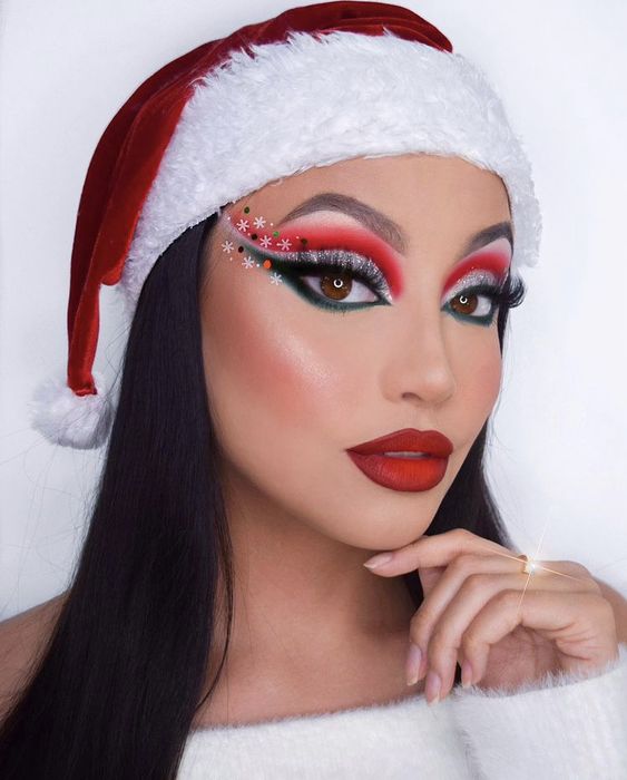 chica con sombra en los ojos en tonos rojos; 15 Maquillajes navideños que te convertirán en la reina del invierno