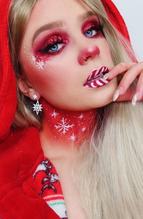 Maquillaje en tonos blanco y rojo; 15 Maquillajes navideños que te convertirán en la reina del invierno