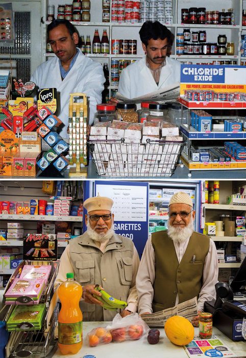 Hermanos trabajando en una tienda de abarrotes; Chris Porsz Fotógrafo encuentra a personas que fotografió hace años y logra recrear las imágenes