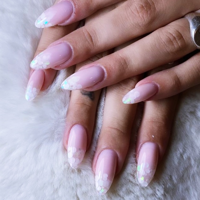 diseño de uñas postizas, de acrílico, gelish con estilo francés, punta francesa y un toque navideño con glitter, brillo, brillantina 