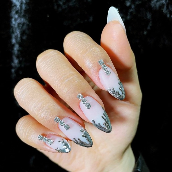 diseño de uñas postizas, de acrílico, gelish con estilo francés, punta francesa y un toque navideño con glitter, brillo, brillantina 