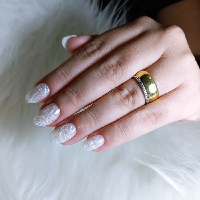 diseño de uñas postizas, de acrílico, gelish con estilo francés, punta francesa y un toque navideño con glitter, brillo, brillantina 