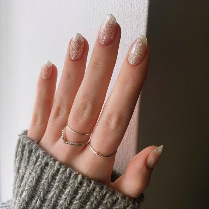 diseño de uñas postizas, de acrílico, gelish con estilo francés, punta francesa y un toque navideño con glitter, brillo, brillantina 