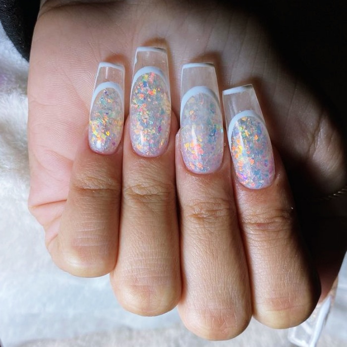 diseño de uñas postizas, de acrílico, gelish con estilo francés, punta francesa y un toque navideño con glitter, brillo, brillantina 