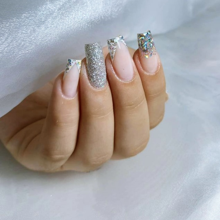 diseño de uñas postizas, de acrílico, gelish con estilo francés, punta francesa y un toque navideño con glitter, brillo, brillantina 