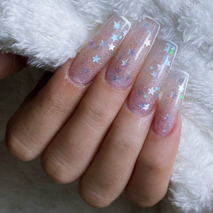 diseño de uñas postizas, de acrílico, gelish con estilo francés, punta francesa y un toque navideño con glitter, brillo, brillantina 