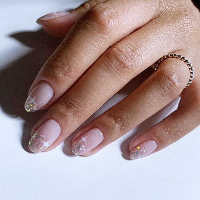 diseño de uñas postizas, de acrílico, gelish con estilo francés, punta francesa y un toque navideño con glitter, brillo, brillantina 
