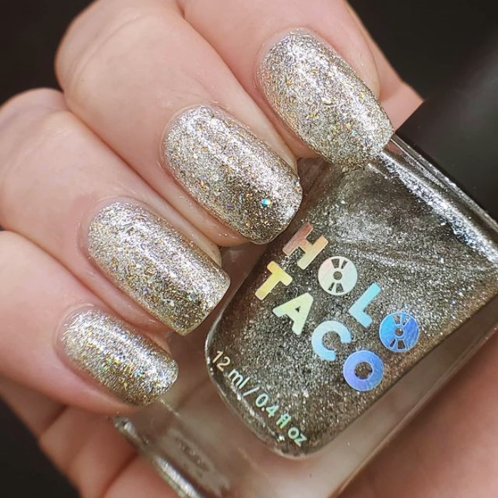 diseño de uñas postizas, de acrílico, gelish con estilo francés, punta francesa y un toque navideño con glitter, brillo, brillantina 