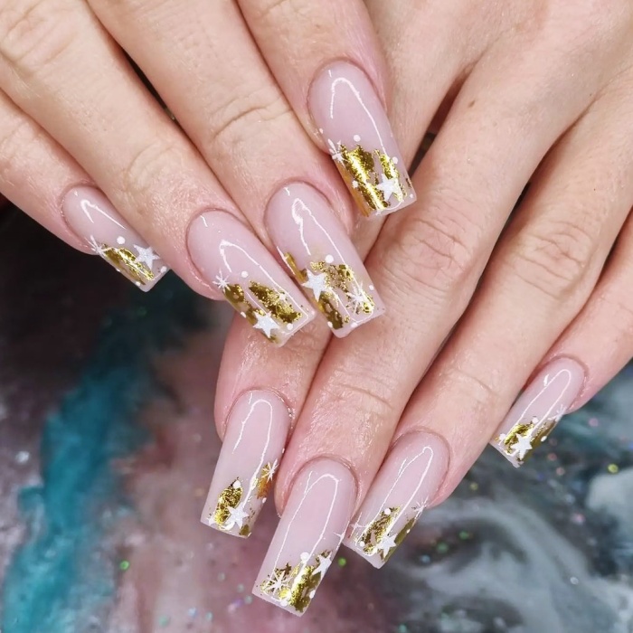 diseño de uñas postizas, de acrílico, gelish con estilo francés, punta francesa y un toque navideño con glitter, brillo, brillantina 