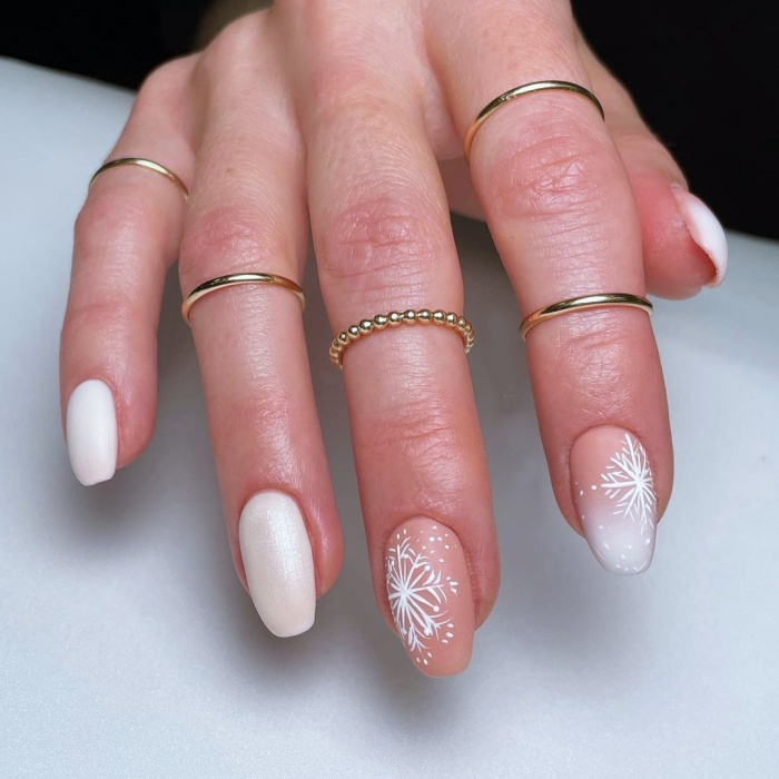 diseño de uñas postizas, de acrílico, gelish con estilo francés, punta francesa y un toque navideño con glitter, brillo, brillantina 