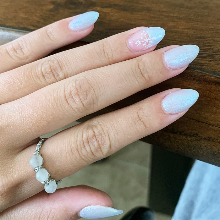 diseño de uñas postizas, de acrílico, gelish con estilo francés, punta francesa y un toque navideño con glitter, brillo, brillantina 
