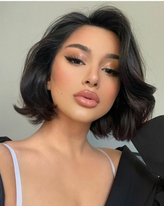 Chica con maquillaje de ojos café; Maquillajes en tono café para el otoño invierno